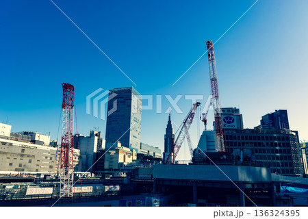 東京都市風景 新宿駅西口の再開発工事 2026.01　a-2 暖色寒色強調 136324395
