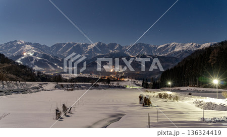 野平の冬　早朝の北アルプスの眺め 136324419