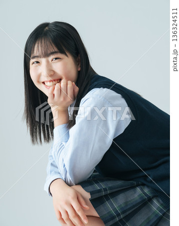 制服を着た女子学生のポートレート 136324511