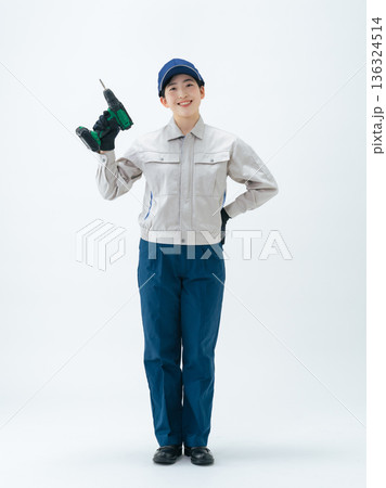 電動ドライバーを持った作業服の女性の全身写真 136324514