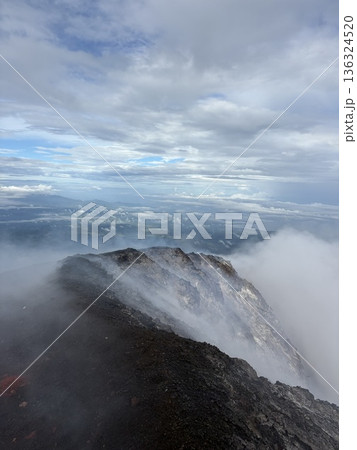Soputan sulawesi utara 活火山 インドネシア 山頂 136324520