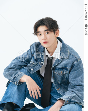デニムを着た若い男性のポートレート 136324521