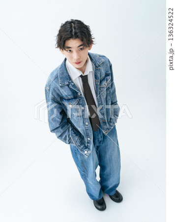 デニムを着た若い男性のポートレート デニムを着た若い男性のポートレート 136324522