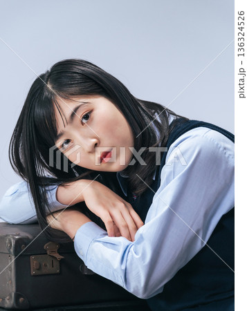 制服を着た女子学生のポートレート 136324526