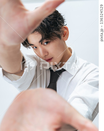 かっこいい若い男性のポートレート 136324529