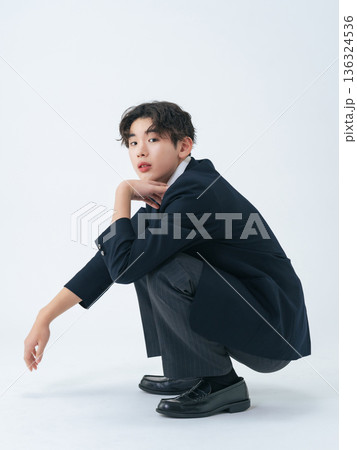 制服を着た男子学生のポートレート 制服を着た男子学生のポートレート 136324536