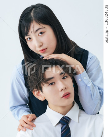 制服を着た男女学生のポートレート 制服を着た男女学生のポートレート 136324538