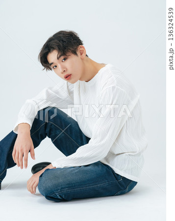 デニムを着た若い男性のポートレート 136324539