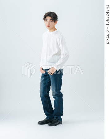 デニムを着た若い男性のポートレート デニムを着た若い男性のポートレート 136324541