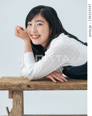 デニムを着た若い女性のポートレート 136324547