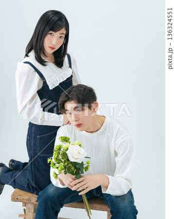 デニムを着た若い男女のポートレート 136324551
