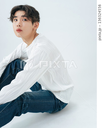 デニムを着た若い男性のポートレート 136324556