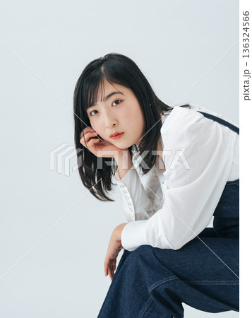 デニムを着た若い女性のポートレート デニムを着た若い女性のポートレート 136324566