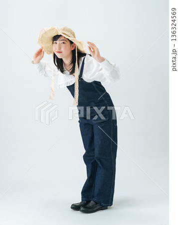 麦わら帽子を被った若い女性のポートレート 麦わら帽子を被った若い女性のポートレート 136324569