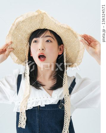 麦わら帽子を被った若い女性のポートレート 麦わら帽子を被った若い女性のポートレート 136324571