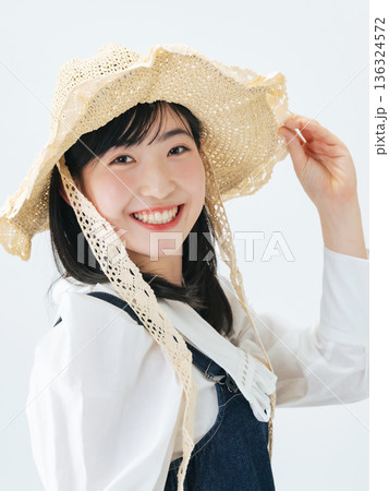 麦わら帽子を被った若い女性のポートレート 麦わら帽子を被った若い女性のポートレート 136324572