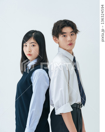 制服を着た男女学生のポートレート 136324594