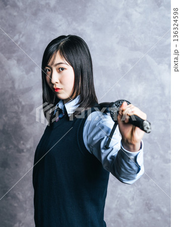 日本刀を持つ女子学生のポートレート 136324598