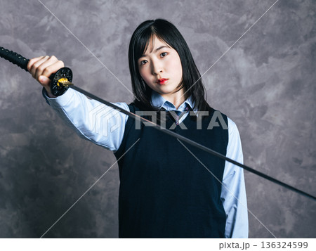 日本刀を持つ女子学生のポートレート 136324599