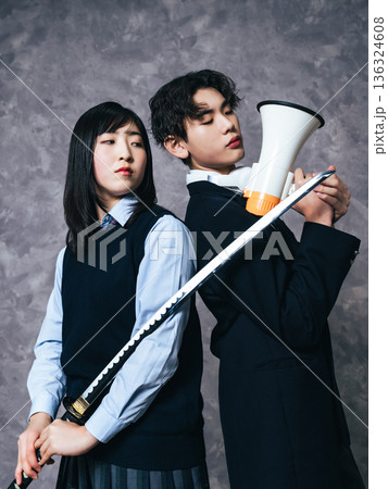 制服を着た男女学生のポートレート 制服を着た男女学生のポートレート 136324608