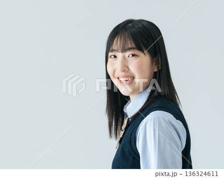 制服を着た女子学生のポートレート 136324611