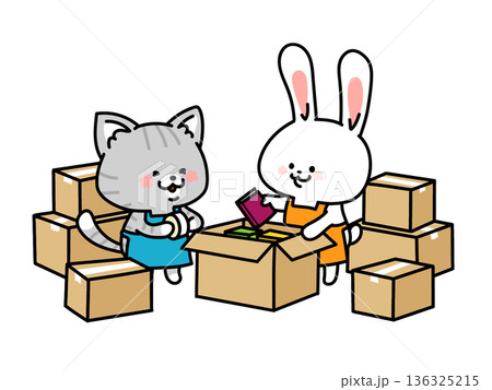 ダンボールに荷物を詰めるウサギと猫 136325215