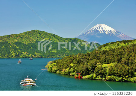 初夏の青空と新緑の箱根　そして富士山 136325226