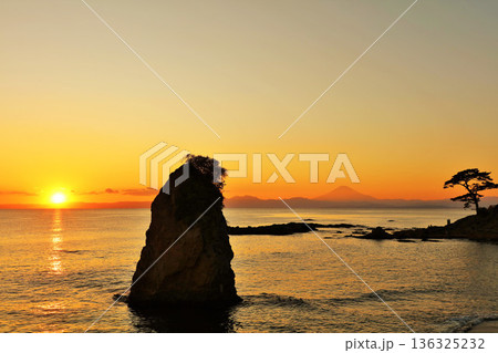神奈川県　夕暮れの立石公園 136325232