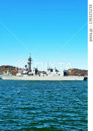 神奈川県　横須賀市　青空のヴェルニー公園と軍艦 136325238