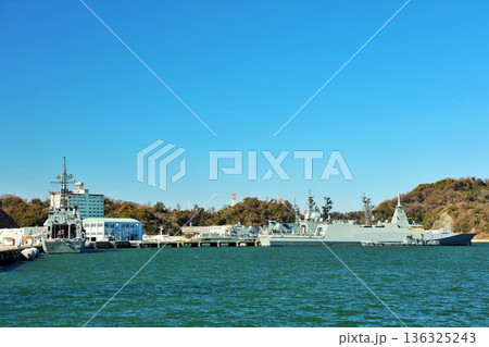 神奈川県　横須賀市　青空のヴェルニー公園と軍艦 136325243