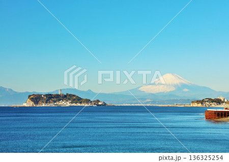 神奈川県 青空と江ノ島 そして富士山 神奈川県 青空と江ノ島 そして富士山 136325254