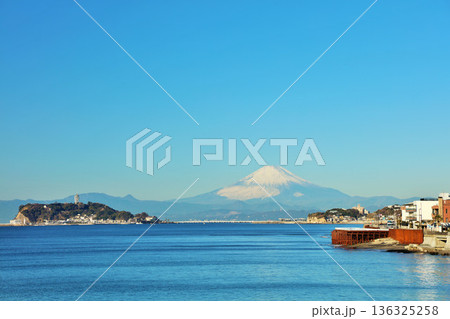 神奈川県 青空と江ノ島 そして富士山 神奈川県 青空と江ノ島 そして富士山 136325258