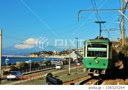 神奈川県　青空の江ノ島電鉄と富士山 136325264