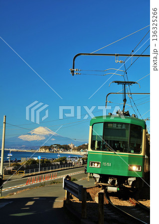 神奈川県 青空の江ノ島電鉄と富士山 神奈川県 青空の江ノ島電鉄と富士山 136325266