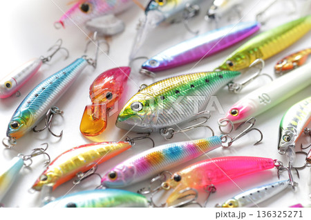 ルアーフィッシングで使うルアーの集合写真 136325271