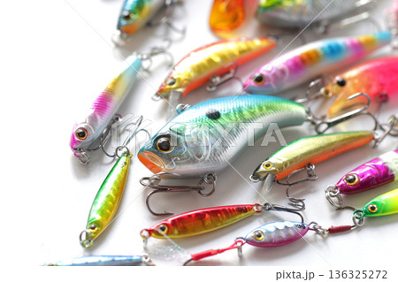 ルアーフィッシングで使うルアーの集合写真 136325272