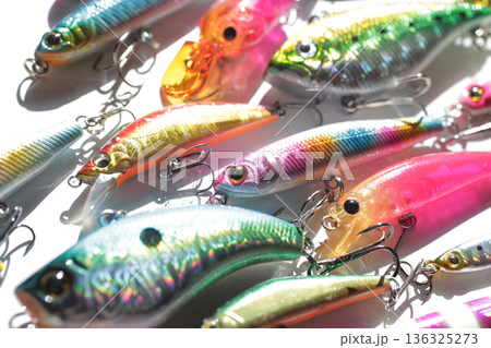 ルアーフィッシングで使うルアーの集合写真 136325273