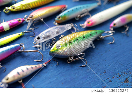 ルアーフィッシングで使うルアーの集合写真 136325275