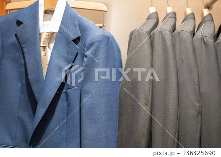 ハンガーにかけたスーツ 136325690
