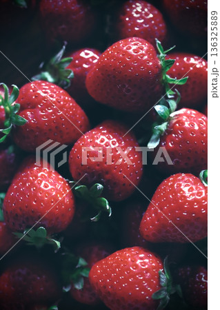 カゴに盛った収穫したイチゴ 136325889