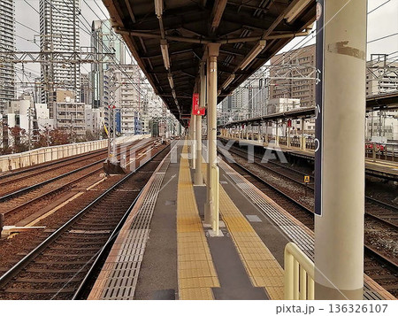 阪急中津駅 すごく狭いホーム02 136326107