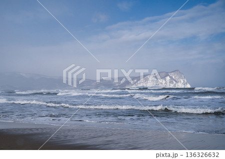 冬の日本海の時化と岬 136326632
