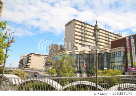 阪急逆瀬川駅と駅前の商業施設 阪急逆瀬川駅と駅前の商業施設 136327176