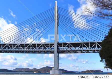 岩黒島内から眺める瀬戸大橋（対岸に本島） 136327332