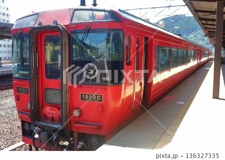 別府駅に停車する特急ゆふ(キハ185系) 別府駅に停車する特急ゆふ(キハ185系) 136327335