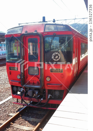 別府駅に停車する特急ゆふ（キハ185系） 136327336