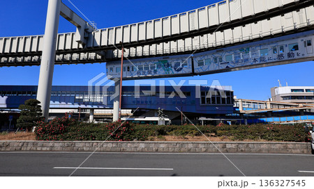 JR総武線の都賀駅の東口から見た駅舎と千葉都市モノレールの車両 136327545