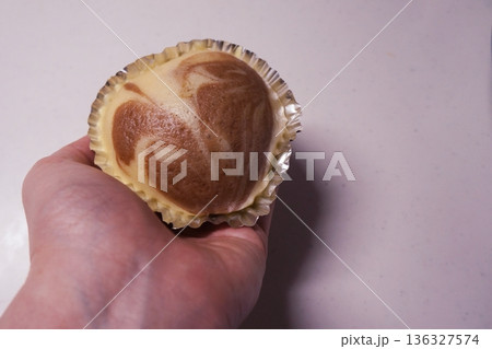 手乗りサイズの蒸しパン 手乗りサイズの蒸しパン 136327574