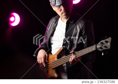 ステージで演奏するバンドマン ステージで演奏するバンドマン 136327586