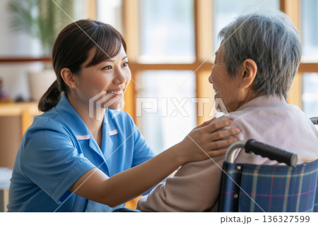 笑顔の介護ケアスタッフの女性　Generative AI 136327599
